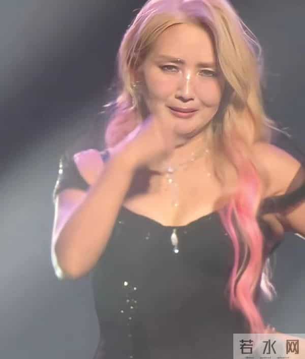 何洁开演唱会身形纤细，话筒朝向台下却异常安静，她脸上写满失望