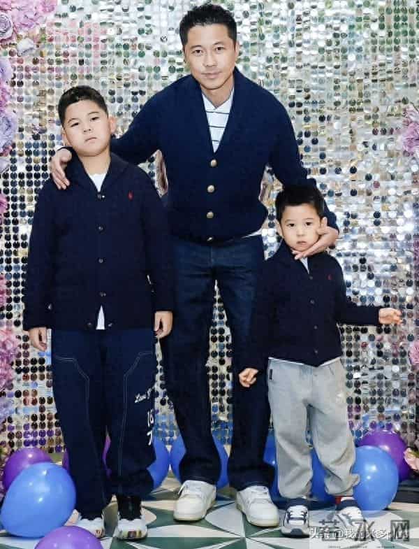 王雷小儿子4岁生日，李小萌露肩装女人味十足，弟弟比哥哥颜值高