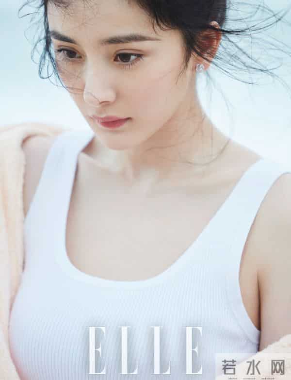 杨幂海滩“大展身手”，白裙湿发美成画！