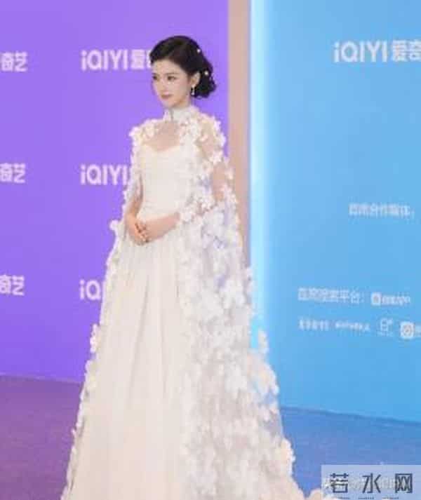 红毯秒变菜市场!穿秋裤摔跤,瘦成竹杆儿,还有人成“背锅侠”