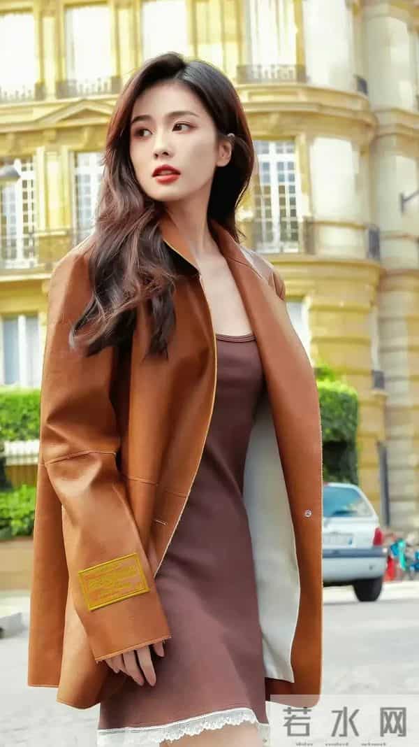 白鹿气质大波浪，身穿咖色打底裙搭配棕色皮衣外套尽显高级时尚感