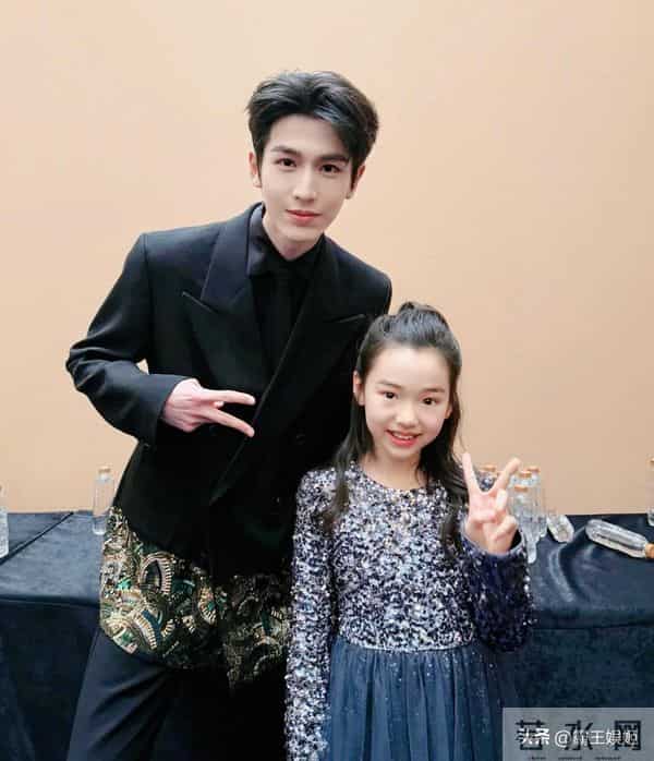 小酒窝晒17张明星合影,尖叫之夜成“团宠”,被赞内娱追星天花板