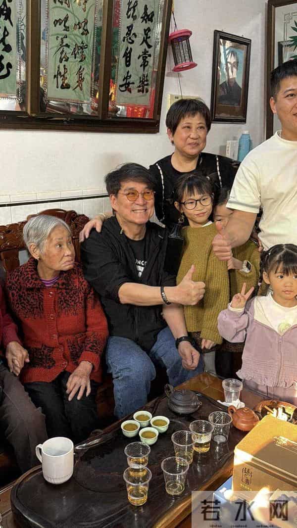 周华健回潮汕祭祖,没带保镖却围满村民,香火里藏着半生乡愁