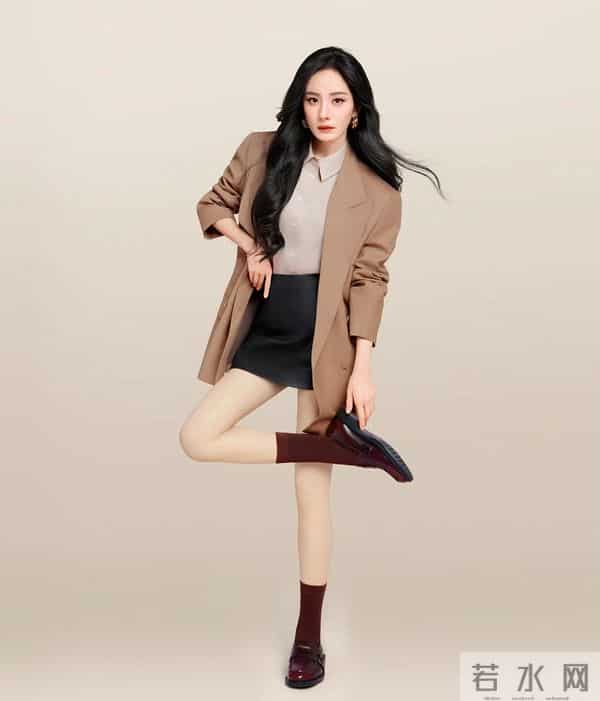 杨幂亮相小野和子,焦糖棕套装甜妹风格,光腿袜秀出优越美腿!