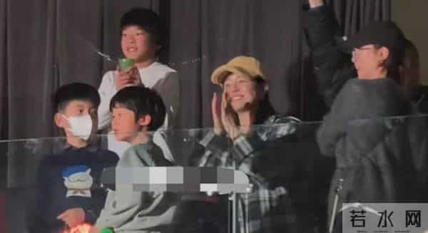 陈妍希和谢楠带娃看演唱会！7岁吴所惧环抱8岁小星星，高冷似陈晓