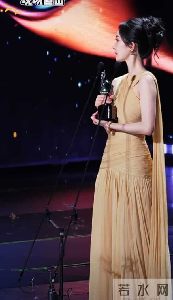 杨幂一袭暖黄长裙登爱奇艺尖叫之夜，领奖造型美到犯规