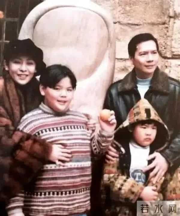 向华强儿子向佑现身广州理发，身材肥胖超200斤，眉眼像妈妈陈岚