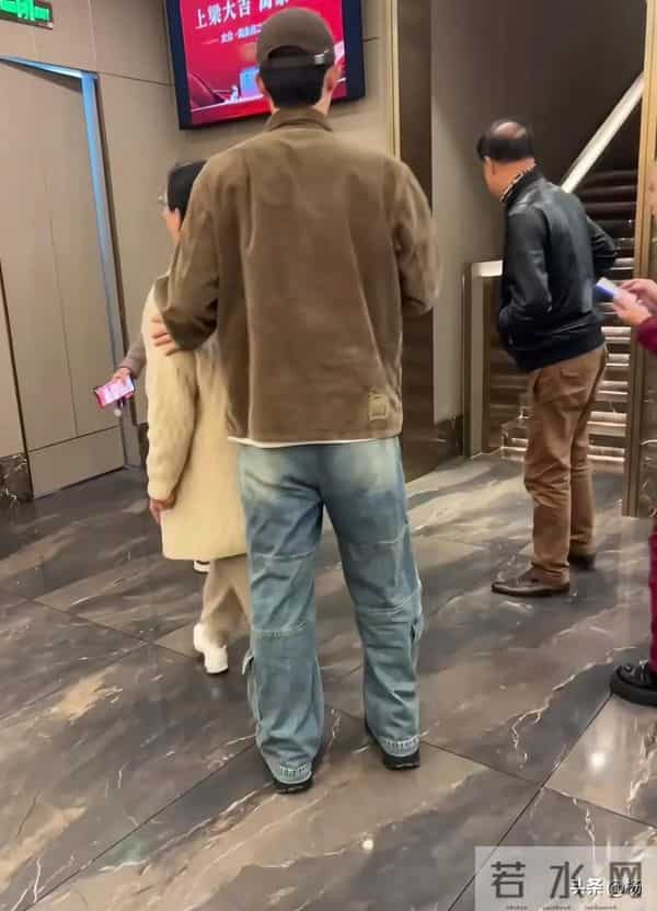 黄景瑜和爸妈餐馆吃饭,打扮低调,看来发量是遗传烫了卷发的妈妈