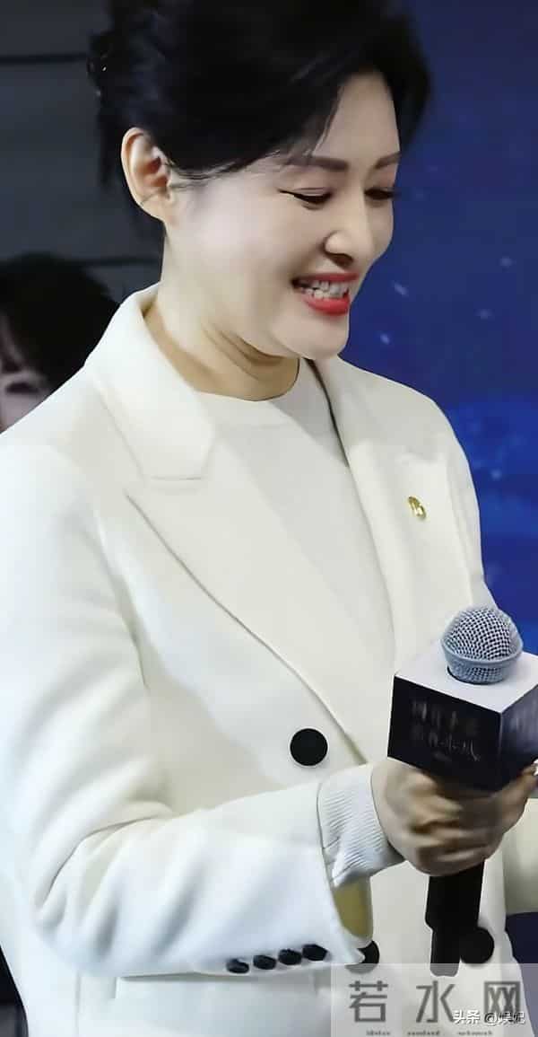 57岁周涛现身哈尔滨:白西装+阔腿裤,端庄大气,状态好得像35岁