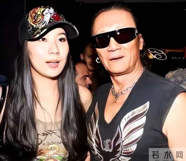 被谢贤养了12年，用青春换来两千万的coco，已经走上了另一条道路