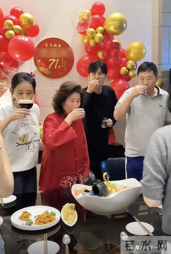 秋瓷炫豪宅为婆婆庆生 于晓光妈妈71岁很年轻 大平层装几十人也不挤