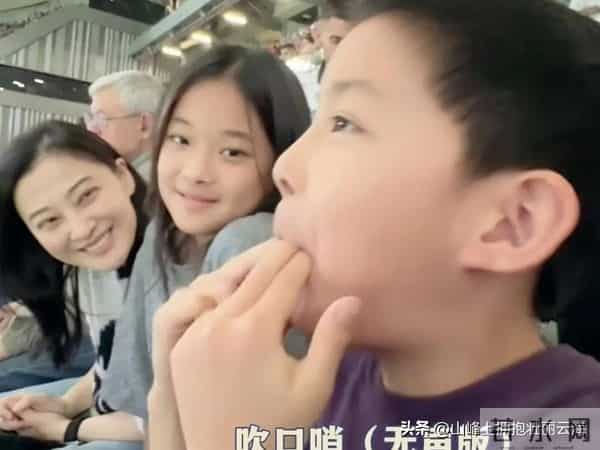 梅婷和儿女在德国看球赛，快快长得真像妈妈，母女俩相处像好闺蜜