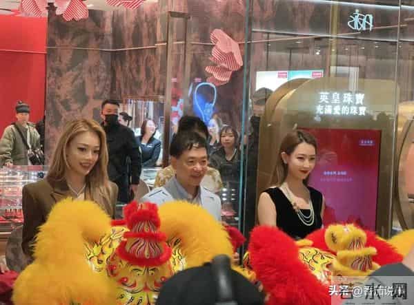 39岁白冰西安亮相美上热搜！难怪连胡歌都说她太美不敢直视