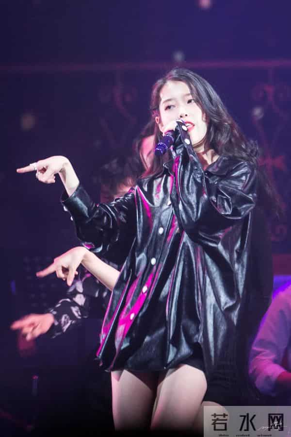 iu黑色皮衣很漂亮