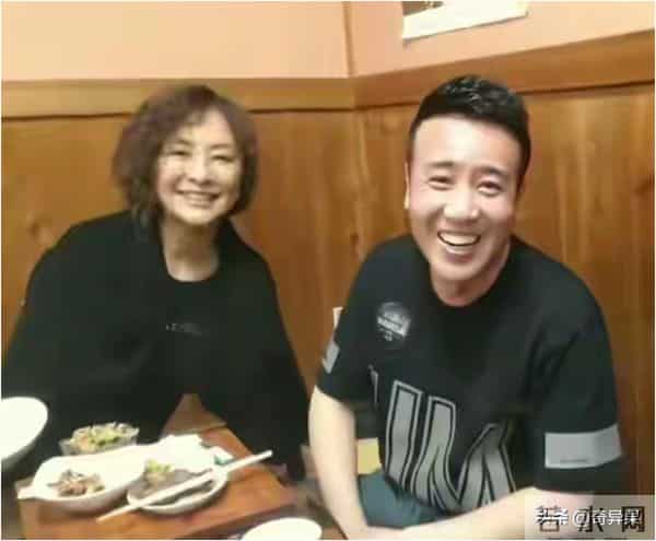 于和伟王宝强小酒馆聚餐,两人喝的脸通红,疑似于和伟妻子亮相