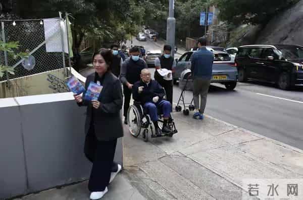 74岁刘銮雄坐轮椅现身，站立需搀扶洁癖严重，甘比一脸疲惫气色差