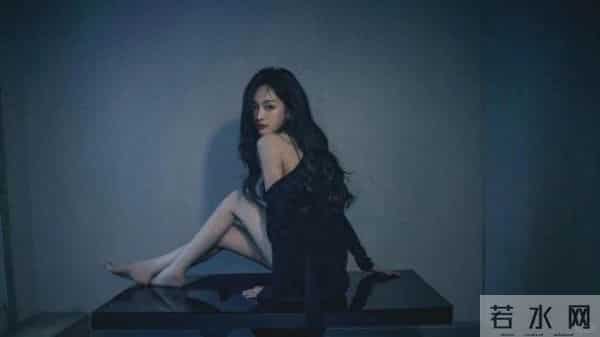 吴宣仪侧躺的姿态随性又优雅,光着脚丫子大长腿超性感