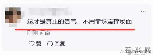 何超琼海口开幕偶遇,生图眼袋凸出显疲惫,灰毛衣小短裙超接地气