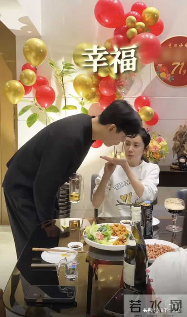 秋瓷炫豪宅为婆婆庆生 于晓光妈妈71岁很年轻 大平层装几十人也不挤