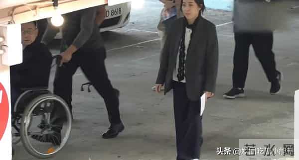 刘銮雄甘比出席活动，看起来像父女，甘比强颜欢笑似乎嫌弃刘銮雄