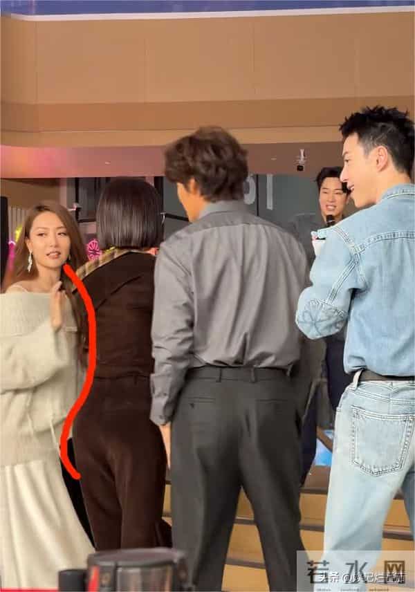 秦岚剧宣直接上手,又撅屁股又比心,钟汉良尴尬的表情挂不住