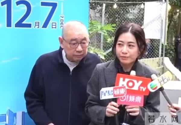 74岁刘銮雄携妻子现身，紧紧扶住甘比的手，女方看着疲惫很无奈