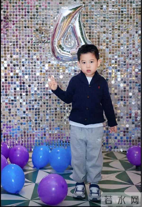 王雷小儿子4岁庆生 被8岁大儿子抢风头 1米5胖至110斤 夫妻俩像父女