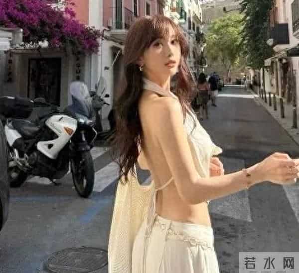 香港女演员陈静晒度假旅行照，大秀美背！