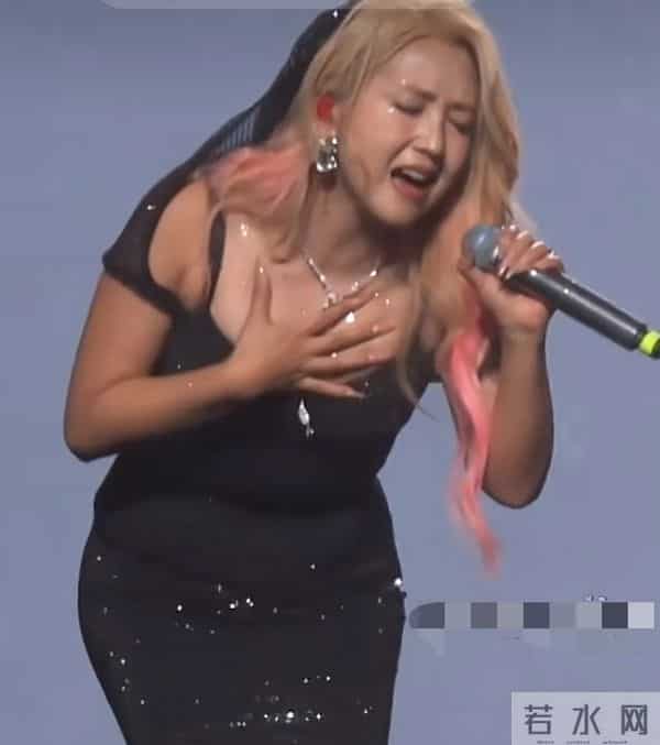 39岁何洁演唱会状态曝光，独自赚钱养4娃，二婚丈夫助力并不高