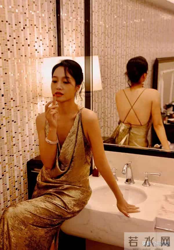 绝！朱丹这次彻底放开了，一袭金色露背长裙惊艳亮相活动现场！