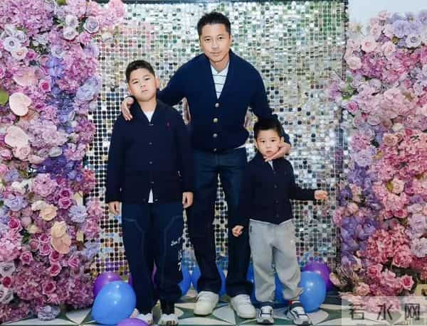 李小萌夫妇为小儿子庆祝4岁生日，模样像极了王雷，大儿子像妈妈