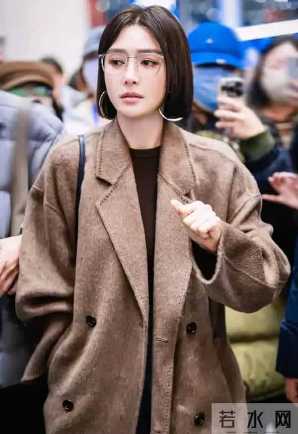 46岁秦岚身穿棕牦牛绒长款大衣赴爱奇艺尖叫之夜,太时尚大气