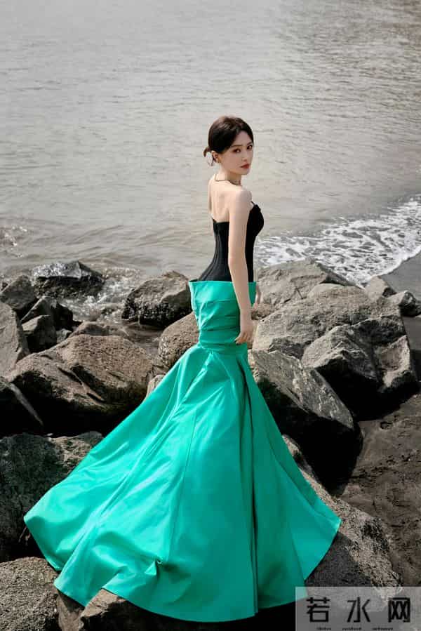 秦岚性感抹胸礼服,姿势太妖娆了