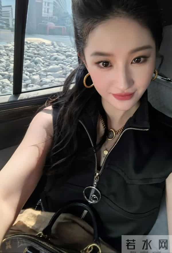 刘亦菲现身F1决赛,高马尾穿工装裙的她犹如美神降临!