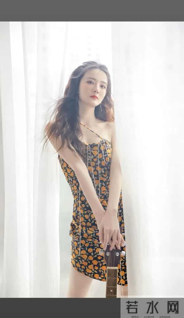 徐璐裹胸短裙性感写真，一双大长腿太迷人了