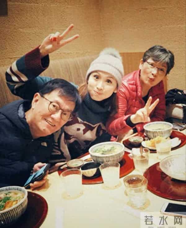 46岁陈贝儿陪父母旅游,母亲罕见露脸显亲和,爸爸是香港富豪儒商