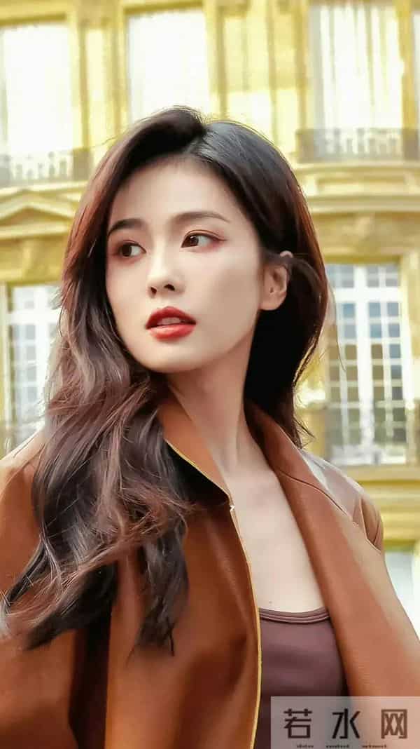 白鹿气质大波浪，身穿咖色打底裙搭配棕色皮衣外套尽显高级时尚感