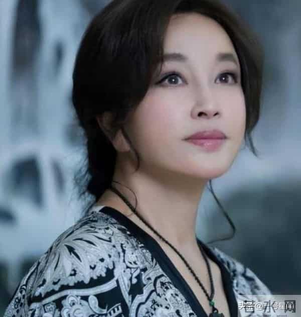 75岁"风流妖精"刘晓庆，意外摔倒后走不动路，担心的事还是发生了