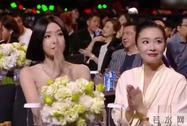 杨幂三次活动碰到魏大勋,每次都偷瞄男方,她为何会显得意难平?