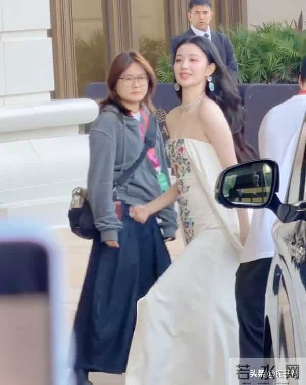 王楚然在澳门被偶遇，她身材高挑婀娜多姿，皮肤白皙，真的好美啊