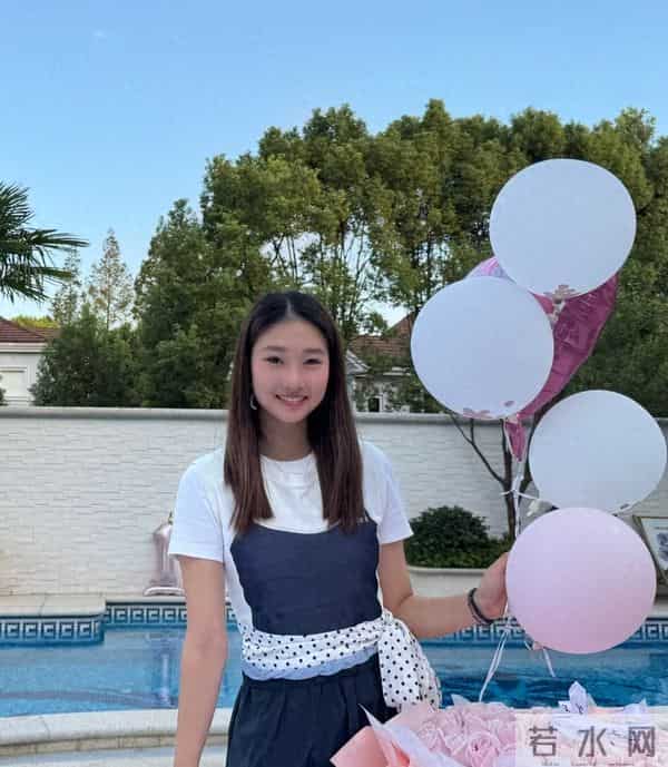 17岁爱马晒与姥姥合影，和妈妈同脸、爸爸同笑，这基因也太强了！