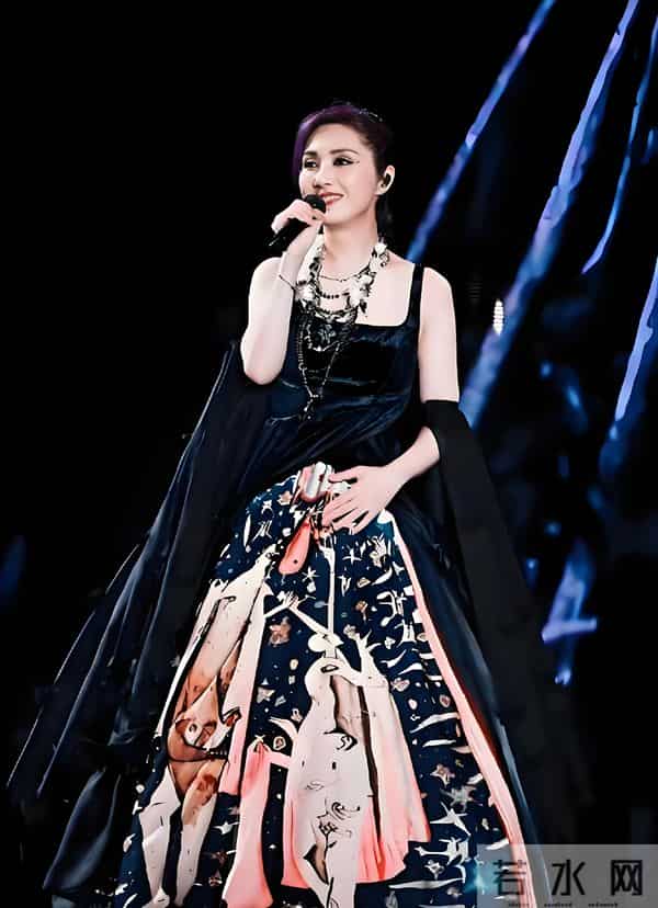 “杨千嬅13岁儿子惊艳亮相！身高突破170，眉眼鼻脸型全随爸！