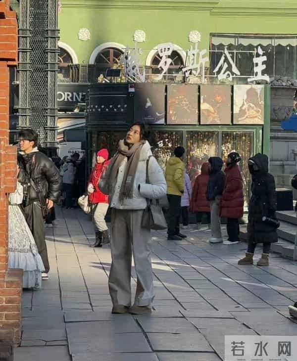 网友哈尔滨偶遇孙千，这大高个又瘦又美，本人腿超长笑起来好甜