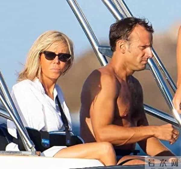 马克龙和妻子在海边照，他和她身材一般般，他们的爱情外人看不懂