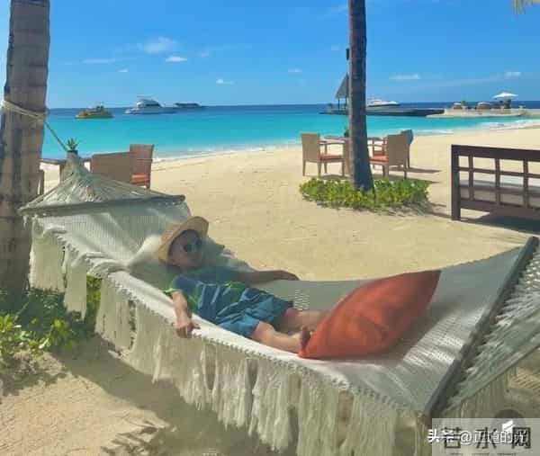 夏露晒泳装照 秀美背大长腿 疑马龙为妻拍照 陪两个儿子马尔代夫度假