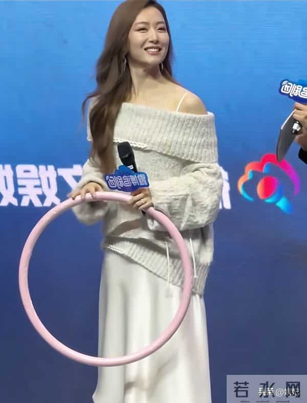 39岁白冰剧宣穿搭：毛衣+半身裙+白靴，洋气又减龄，妥妥气质女神