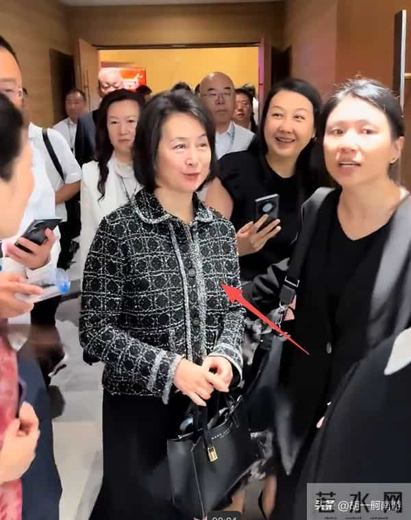 何超琼海口开幕偶遇,生图眼袋凸出显疲惫,灰毛衣小短裙超接地气