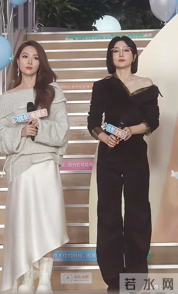 39岁白冰剧宣穿搭：毛衣+半身裙+白靴，洋气又减龄，妥妥气质女神