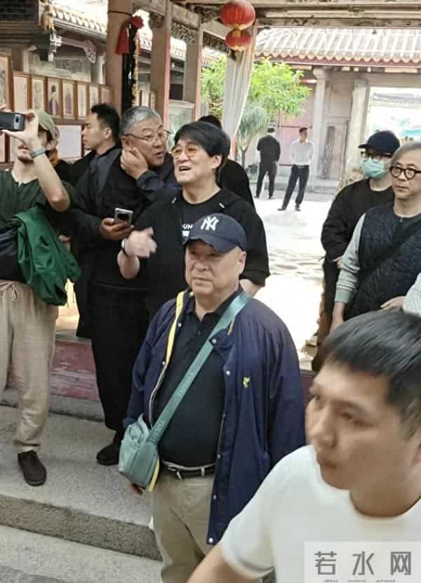 太情义！64岁周华健回汕头祭祖，捐1w现金，大合影家族基因好强大