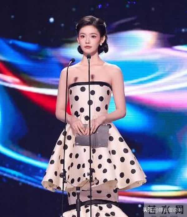 红毯秒变菜市场!穿秋裤摔跤,瘦成竹杆儿,还有人成“背锅侠”